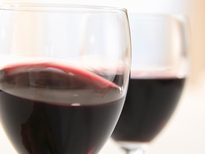 ワイングラスで揺れる赤ワイン